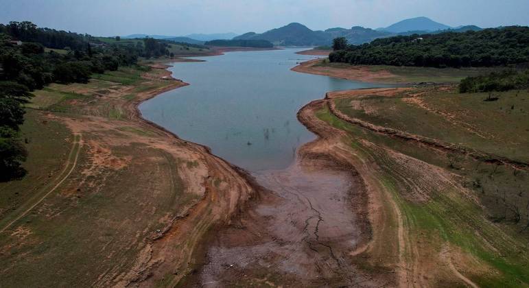 Represa Jaguari, parte do Sistema Cantareira, com nível baixo de água entre 2020 e 2021
