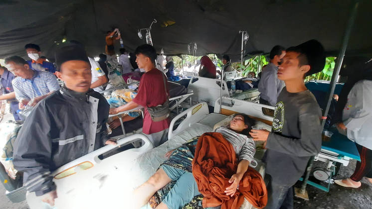 Cianjur (Indonesia), 21/11/2022.- Rescuers and a mother carry the body of a boy, victim of the earthquake that hit Cianjur, Indonesia, 21 November 2022. An earthquake with a 5.6 magnitude that hit the southwest of Cianjur District, West Java Province killed at least 20 people and hundreds were injured. (Terremoto/sismo) EFE/EPA/ADI WEDA