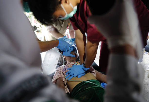 Cipanas (Indonesia), 21/11/2022.- Injured victims of the earthquake receive treatment at a hospital in Cipanas, West Java, Indonesia, 21 November 2022. According to Indonesia's meteorology agency (BMGK) a 5.6 magnitude quake hit southwest of Cianjur, West Java. (Terremoto/sismo) EFE/EPA/ADI WEDA