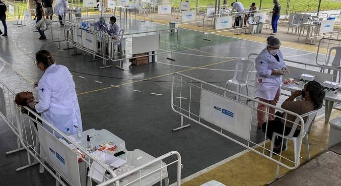 Brasileiros fazem testes para diagnosticar Covid-19, no Rio de Janeiro