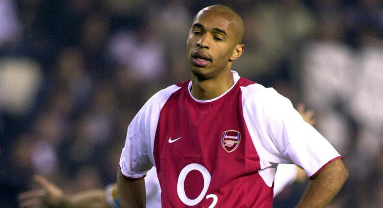 Thierry Henry (2004)Ídolo da França, o ex-jogador fez duas boas temporadas com o Arsenal, na Inglaterra, em 2003 e 2004. Neste último, o craque foi bicampeão inglês de forma invicta depois de ter marcado 30 gols. Mas, o número não foi o bastante para ele levar o prêmio da Fifa, quando perdeu para o compatriota Zinedine Zidane (2003) e para o brasileiro Ronaldinho Gaúcho (2004)