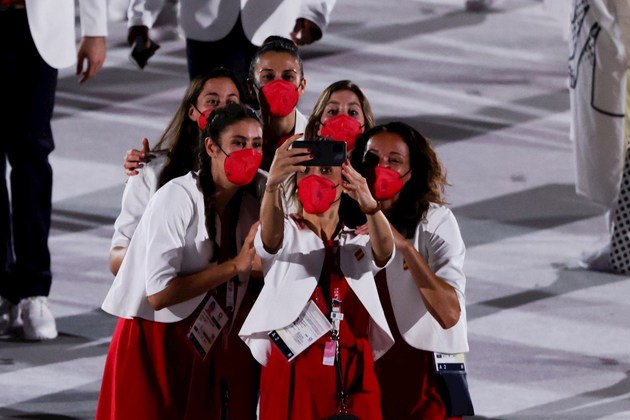 TOKIO (JAPÓN), 23/07/2021.- Representantes de la delegación de España desfilan durante la ceremonia inaugural de los Juegos Olímpicos de Tokio 2020, este viernes en el Estadio Olímpico. EFE/ Juan Ignacio Roncoroni