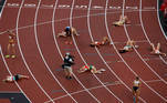EVE8545. TOKIO, 05/08/2021.- Atletas toman aire tras competir en la prueba de atletismo del heptatlón femenino durante los Juegos Olímpicos 2020, este jueves en el Estadio Olímpico de Tokio (Japón). EFE/ Alberto Estévez