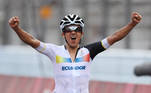 -FOTODELDIA- EVE1068. TOKIO, 24/07/2021.- El ecuatoriano Richard Carapaz celebra su victoria en la prueba de ciclismo en ruta en los Juegos de Tokio 2020 este sábado. EFE/ Enric Fontcuberta