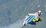 O paraquedista austríaco Peter Salzmann ganha altitude com seu traje eletrificado.LEIA A REPORTAGEM COMPLETA AQUI
