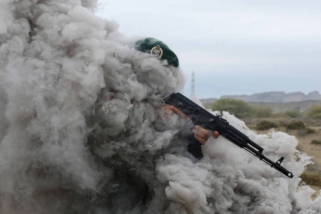 Os disparos de bombas de fumaça, para confundir os inimigos, foram um ponto forte do exercício militar
