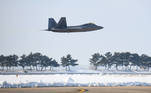- (Korea, Republic Of), 20/12/2022.- A handout photo made available by the South Korean Defense Ministry shows, US Air force F-22 jet takes off during a joint air drill with US military against North Korea's missile launch, in South Korea, 20 December 2022. (Corea del Sur) EFE/EPA/SOUTH KOREAN DEFENSE MINISTRY HANDOUT HANDOUT EDITORIAL USE ONLY/NO SALES