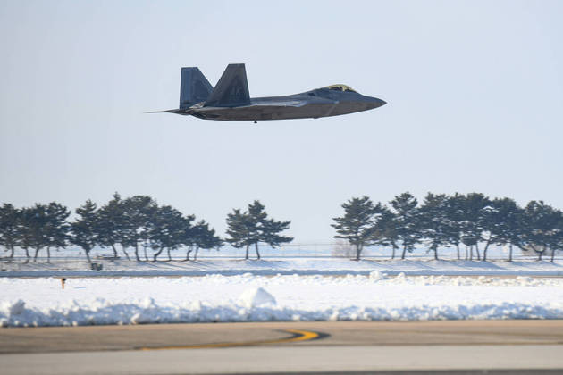- (Korea, Republic Of), 20/12/2022.- A handout photo made available by the South Korean Defense Ministry shows, US Air force F-22 jet takes off during a joint air drill with US military against North Korea's missile launch, in South Korea, 20 December 2022. (Corea del Sur) EFE/EPA/SOUTH KOREAN DEFENSE MINISTRY HANDOUT HANDOUT EDITORIAL USE ONLY/NO SALES