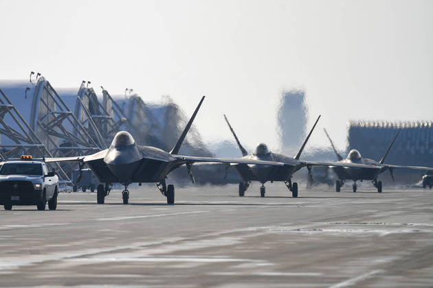 - (Korea, Republic Of), 20/12/2022.- A handout photo made available by the South Korean Defense Ministry shows, US Air force F-22 jet takes off during a joint air drill with US military against North Korea's missile launch, in South Korea, 20 December 2022. (Corea del Sur) EFE/EPA/SOUTH KOREAN DEFENSE MINISTRY HANDOUT HANDOUT EDITORIAL USE ONLY/NO SALES