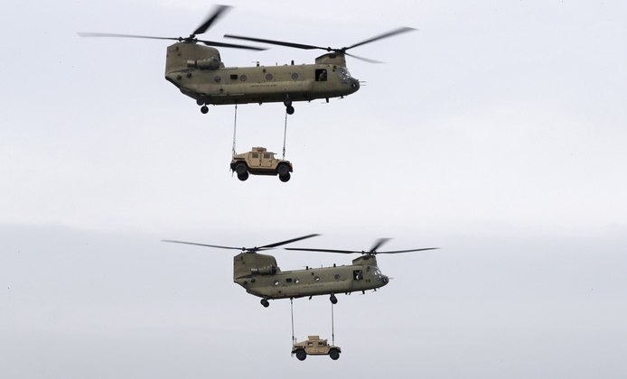 Uma das principais novidades da apresentação foi a capacidade logística das tropas americanas, como o transporte de jipes de guerra por helicópteros gigantescos