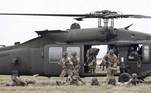 Os helicópteros tradicionais de guerra também participaram do exercício na Romênia. As tropas americanas estão preparadas para defender o território