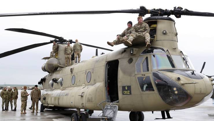 O helicóptero que carrega os jipes é do modelo Chinook e integra o arsenal da Divisão 101. Depois do treinamento, os soldados posaram para fotos e deixaram os visitantes se aproximar da aeronave