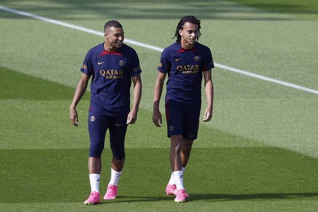Kylian Mbappé, à esquerda, treinou ao lado do próprio irmão, Ethan Mbappé