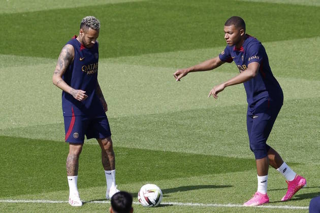 Em 2019, ele quase voltou ao Barcelona. O PSG estava cansado dos problemas fora de campo e conduziu uma negociação, mas não chegou a um acordo.Neymar também resolveu, recentemente, se desentender com Mbappé. O jovem francês foi um grande amigo do brasileiro quando ele chegou à França, mas, em 2022, jornais franceses noticiaram que o PSG ficou dividido: de um lado, a turma do Ney e, do outro, a de Mbappé.Chegou ao ponto do camisa 7 dizer que os dois não poderiam atuar juntos, segundo a imprensa europeia