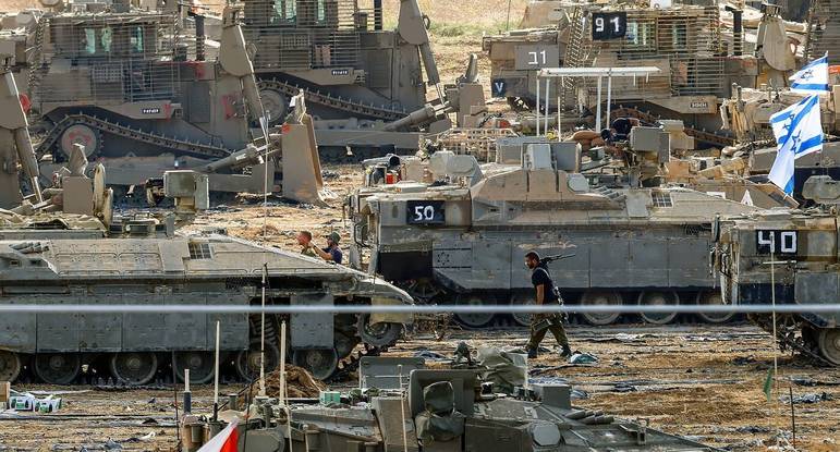 Muitos dos reservistas deixaram a vida civil e ingressaram na militar por ligação ou mensagem via SMS. Eles tiveram cerca de 8 horas para se deslocarem até sua base depois da atuação dos terroristas do Hamas
