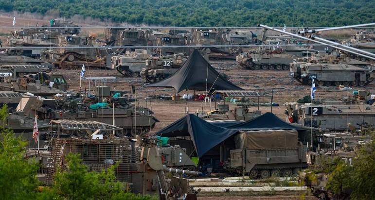 Além dos 169,5 mil militares sob contrato, mais de 360 mil civis israelenses foram convocados como reservistas após o início do conflito. Enquanto não entra por terra em Gaza, as Forças Armadas de Israel faz bombardeios em Gaza em resposta aos terroristas do Hamas
