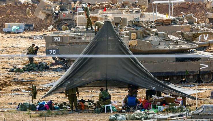 Os cerca de 300 mil soldados das For&ccedil;as de Defesa de Israel que est&atilde;o na fronteira com Gaza aguardam, h&aacute; 13 dias, um sinal verde dos comandantes para invadir o territ&oacute;rio inimigo e destruir a estrutura do grupo terrorista Hamas