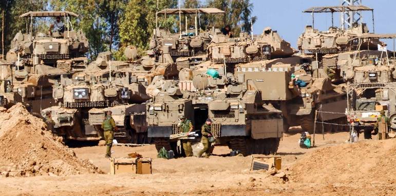 Israel possui um sistema de reserva ativa para combatentes e unidades especiais, que treinam durante um mês por ano. As mulheres, cujo número é limitado nas unidades de combate, estão isentas desses exercícios após o nascimento do primeiro filho