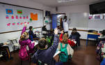AME1007. MONTEVIDEO (URUGUAY), 06/07/2020.- Fotografía fechada el 2 de julio de 2020 que muestra una estudiante del Colegio Español Cervantes en Uruguay durante el retorno de las clases presenciales en Montevideo (Uruguay). La baja incidencia del COVID-19 en Uruguay y el estricto protocolo sanitario aprobado llevaron al país sudamericano a convertirse en el primero de Latinoamérica en retomar la presencialidad en la educación, después de más de 3 meses en los que las plataformas virtuales fueron su principal aliado. El uso de mascarilla al llegar, la limpieza del calzado en una alfombra sanitaria, la desinfección de manos y dar respuestas a un breve cuestionario son algunos de los pasos que los estudiantes deben afrontar antes de acceder al aula, en el que deben mantener distancia con sus compañeros. EFE/ Raúl Martínez