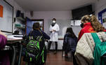 AME1007. MONTEVIDEO (URUGUAY), 06/07/2020.- Fotografía fechada el 2 de julio de 2020 que muestra estudiantes del Colegio Español Cervantes en Uruguay durante el retorno de las clases presenciales en Montevideo (Uruguay). La baja incidencia del COVID-19 en Uruguay y el estricto protocolo sanitario aprobado llevaron al país sudamericano a convertirse en el primero de Latinoamérica en retomar la presencialidad en la educación, después de más de 3 meses en los que las plataformas virtuales fueron su principal aliado. El uso de mascarilla al llegar, la limpieza del calzado en una alfombra sanitaria, la desinfección de manos y dar respuestas a un breve cuestionario son algunos de los pasos que los estudiantes deben afrontar antes de acceder al aula, en el que deben mantener distancia con sus compañeros. EFE/ Raúl Martínez