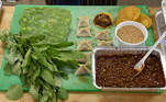 Ingredientes utilizados por la chef Liz Galicia para preparar moles vegetarianos. EFE/Iván Mejía

