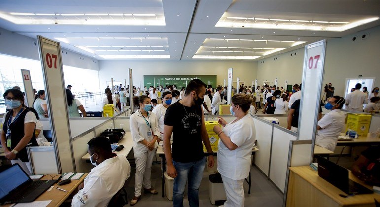 Vacinação de profissionais de saúde em São Paulo