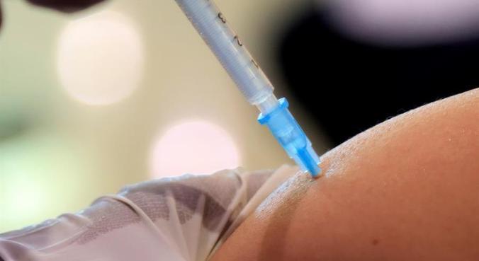 Infectados devem tomar 2ª dose de vacina 30 dias após primeiros sintomas