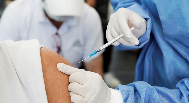 Falta de doses da vacina fez com que alguns municípios interrompessem vacinação