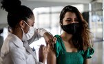 BRA01. RIO DE JANEIRO (BRASIL), 26/08/21.- Una joven es vacunada contra la covid-19 en Río de Janeiro. La ciudad de Río de Janeiro comienza a vacunar a las adolescentes de 17 años con Pfizer, para el combate contra el Coronavírus. La variante delta, que fue identificada por primera vez en India y que ya está presente en 135 países de todo el mundo, es responsable del 72 % de los nuevos contagios en Río, lo que ha convertido a la ciudad en el epicentro en Brasil de esta cepa, según expertos. EFE/Antonio Lacerda
