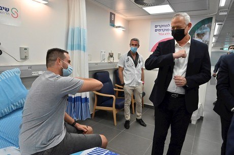 Voluntário recebeu imunizante em hospital de Israel
