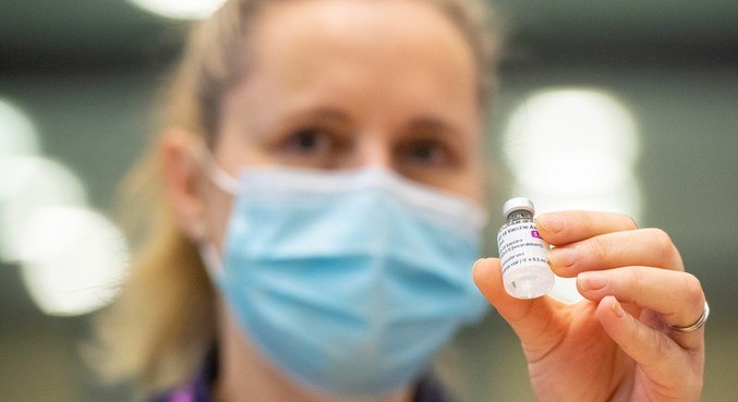 O Reino Unido optou por não vacinar menores de 18 anos contra a covid-19