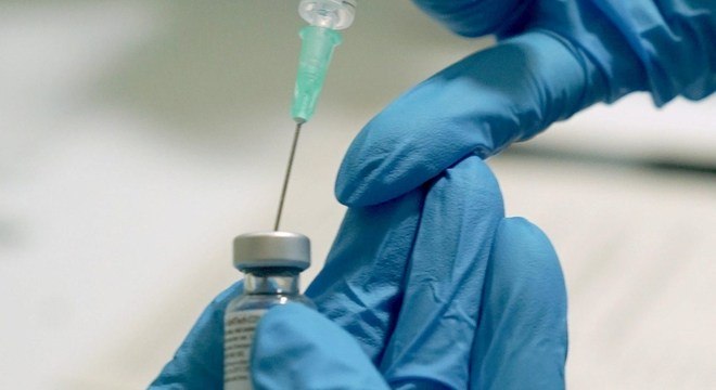 Pedidos de precificação das vacinas serão de competência do Comitê Técnico-Executivo da CMED, por se tratar de "caso omisso", diz resolução aprovada pela CMED