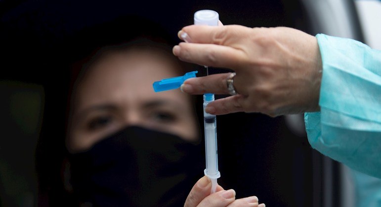 Vacinação em Brasília; país chega a 254,9 mil mortes por covid-19