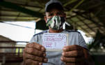 BRA02. AUTAZES (BRASIL), 06/02/21.- Rosane Nascimento, indígena del pueblo Mura de 44 años, muestra el certificado de vacunación tras recibir la primera dosis de la vacuna Coronavac el 5 de febrero de 2021, en el municipio de Autazes, estado de Amazonas (Brasil). En condiciones extremas, la vacunación contra la covid-19 de las comunidades indígenas de la Amazonía brasileña se ha convertido en una odisea a contrarreloj, ante el repentino aumento de contagios y la irrupción de la nueva variante del virus que ya preocupa a medio mundo. EFE/ Raphael Alves