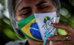 BRA02. AUTAZES (BRASIL), 06/02/21.- La enfermera Virginia Ribeiro, del Distrito Sanitario Especial Indígena (DSEI) de Manaos, prepara una dosis de la vacuna Coronavac el 5 de febrero de 2021, en el municipio de Autazes, estado de Amazonas (Brasil). En condiciones extremas, la vacunación contra la covid-19 de las comunidades indígenas de la Amazonía brasileña se ha convertido en una odisea a contrarreloj, ante el repentino aumento de contagios y la irrupción de la nueva variante del virus que ya preocupa a medio mundo. EFE/ Raphael Alves