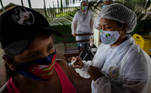 BRA02. AUTAZES (BRASIL), 06/02/21.- Una trabajadora del Distrito Sanitario Especial Indígena (DSEI) de Manaos vacuna a una mujer, el 5 de febrero de 2021, en el municipio de Autazes, estado de Amazonas (Brasil). En condiciones extremas, la vacunación contra la covid-19 de las comunidades indígenas de la Amazonía brasileña se ha convertido en una odisea a contrarreloj, ante el repentino aumento de contagios y la irrupción de la nueva variante del virus que ya preocupa a medio mundo. EFE/ Raphael Alves