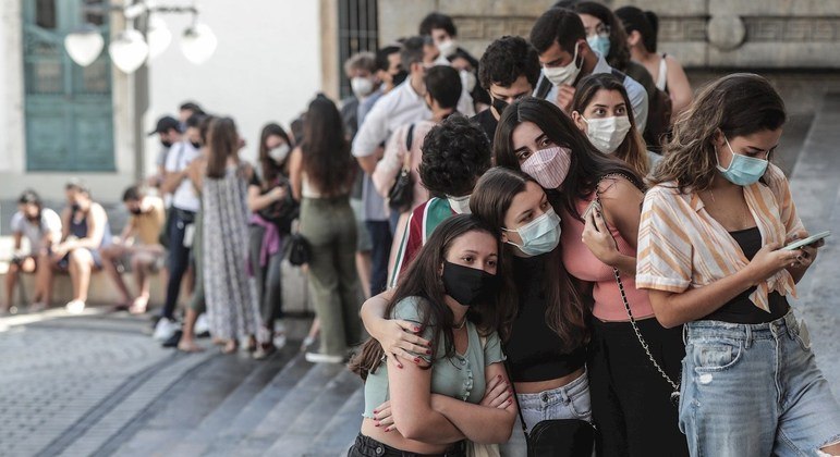 Brasileiros aderiram à campanha de vacinação contra Covid e viram casos e mortes caírem