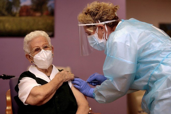 A vacinação nos países da União Europeia já começou neste domingo (27), uma vez que todas as nações do bloco receberam doses do imunizante da Pfizer. Porém, não são todos os que vão estrear as aplicações hoje.ESPANHA - dona Araceli, essa senhorinha de 96 anos que mora em uma casa de repouso na localidade de Guadalajara, recebeu às 9h (horário local) a primeira dose