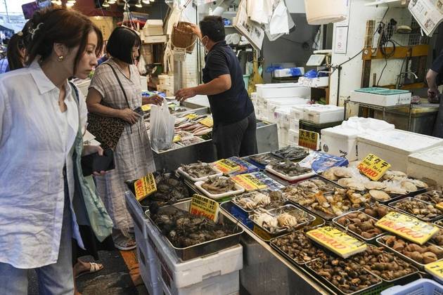 A decisão do Japão de despejar no oceano água contaminada e, depois, tratada da usina nuclear de Fukushima começa a impactar a economia local. O mercado de peixes e frutos do mar, relevante setor da geração de riquezas japonesas, já sofre os primeiros efeitos da decisão do governo de abrir as comportas e começar a liberar o equivalente a quase 540 piscinas olímpicas no oceano Pacífico um mês atrás