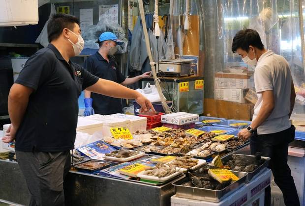 A China, responsável por 22,5% do mercado de peixes e frutos do mar do Japão, e Hong Kong, que comprava outros 19,5%, pararam de adquirir os produtos japoneses. Agora, Tóquio depende fortemente do consumo local dos produtos que vêm do oceano, como nesta feira local, nesta segunda-feira (25)