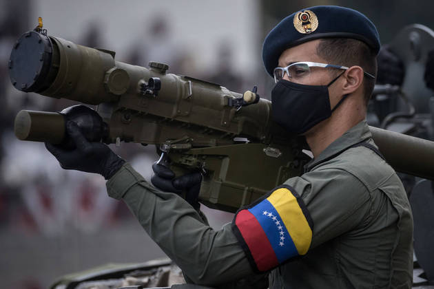 As bazucas, capazes de derrubar aviões e destruir tanques, também marcaram presença na demonstração de força bélica do governo venezuelano