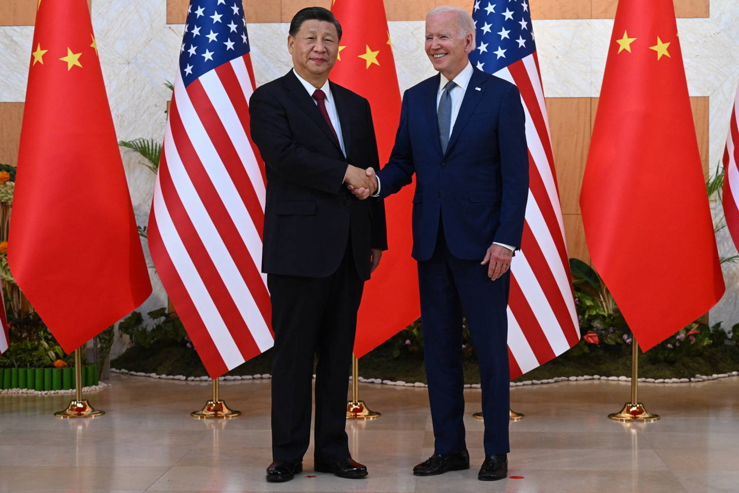 Biden e Xi Jinping posaram para fotos em tom amistoso antes do encontro