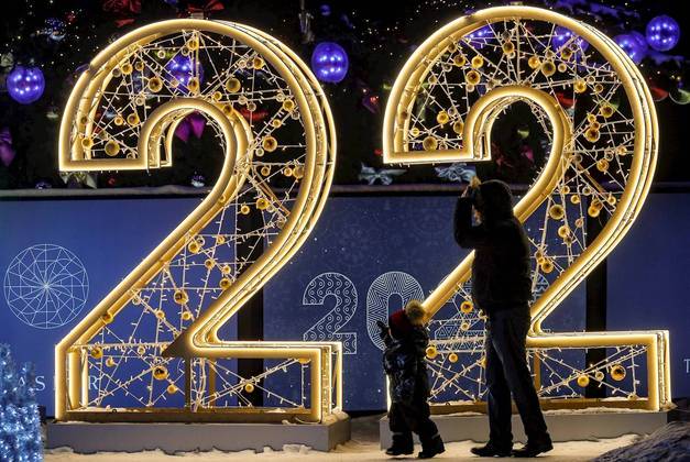 Moscow (Russian Federation), 16/12/2021.- A man with his son walks in front of a '2022' light sculpture installed as part of a seasonal decoration for the New Year and Christmas holidays in Moscow, Russia, 16 December 2021. Celebration of the New Year in the center of Moscow may be partially limited due to the ongoing pandemic of the COVID-19 disease caused by the SARS-CoV-2 coronavirus. More than four thousand light structures have been set up in the center of the capital and its outskirt districts. (Rusia, Estados Unidos, Moscú) EFE/EPA/SERGEI ILNITSKY