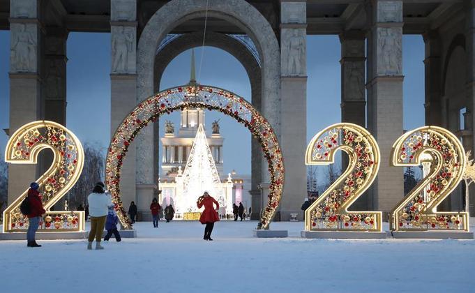 Moscow (Russian Federation), 01/12/2021.- People walk at the VDNH multifunctional exhibition center seasonally decorated with illuminations for Christmas and the New Year, in Moscow, Russia, 01 December 2021. Russians are preparing to celebrate New Year's Eve on 31 December and Christmas which is observed on 07 January, according to the Russian Orthodox Julian calendar 13 days after Christmas 25 December on the Gregorian Calender. (Rusia, Moscú) EFE/EPA/MAXIM SHIPENKOV