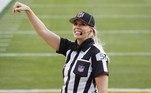 Tampa (United States), 07/02/2021.- Down Judge Sarah Thomas, the first woman to officiate a Super Bowl, on the field before the AFC Champion Kansas City Chiefs play the NFC Champion Tampa Bay Buccaneers in the National Football League Super Bowl LV at Raymond James Stadium in Tampa, Florida, USA, 07 February 2021. (Estados Unidos) EFE/EPA/CJ GUNTHER