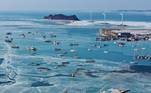 Hwasong (Korea, Republic Of), 10/01/2021.- Some fishing boats are stranded in frozen waters off Jeongok Port in the western coastal city of Hwasong, Gyeonggi Province, South Korea, 10 January 2021. (Corea del Sur) EFE/EPA/YONHAP SOUTH KOREA OUT