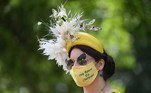 Ascot (United Kingdom), 15/06/2021.- A race goer poses in a colourful hat as she attends day one of Royal Ascot in Ascot, Britain, 15 June 2021. Royal Ascot is Britain's most valuable horse race meeting and social event running daily from 15 to 19 June 2019. (Reino Unido) EFE/EPA/NEIL HALL