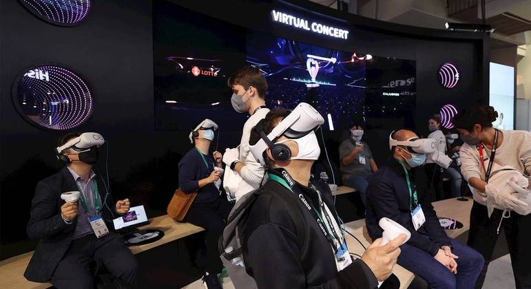 Pessoas participando de um concerto pelo metaverso com óculos de realidade virtual