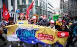 Brussels (Belgium), 31/10/2021.- Thousands of people gather to call for urgent measures to combat climate change on the side of the Glasgow COP26 during a demonstration, in Brussels, Belgium, 31 October 2021. (Bélgica, Estados Unidos, Bruselas) EFE/EPA/STEPHANIE LECOCQ
