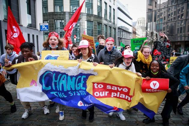 Brussels (Belgium), 31/10/2021.- Thousands of people gather to call for urgent measures to combat climate change on the side of the Glasgow COP26 during a demonstration, in Brussels, Belgium, 31 October 2021. (Bélgica, Estados Unidos, Bruselas) EFE/EPA/STEPHANIE LECOCQ